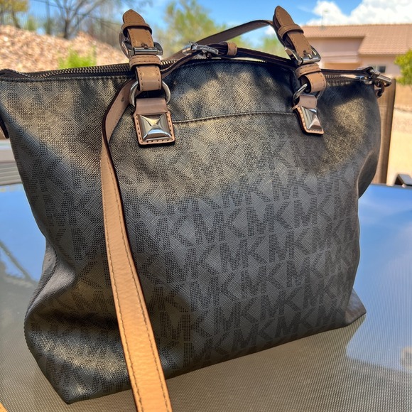 Michael Kors Jet Set Large Logo Tote Handbag Silver MK Monogram Crossbody Zip - Picture 4 of 10